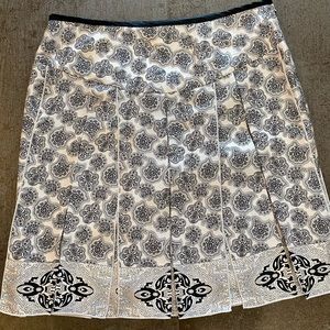 100% silk, White House Black Market pleated skirt. Side zip.